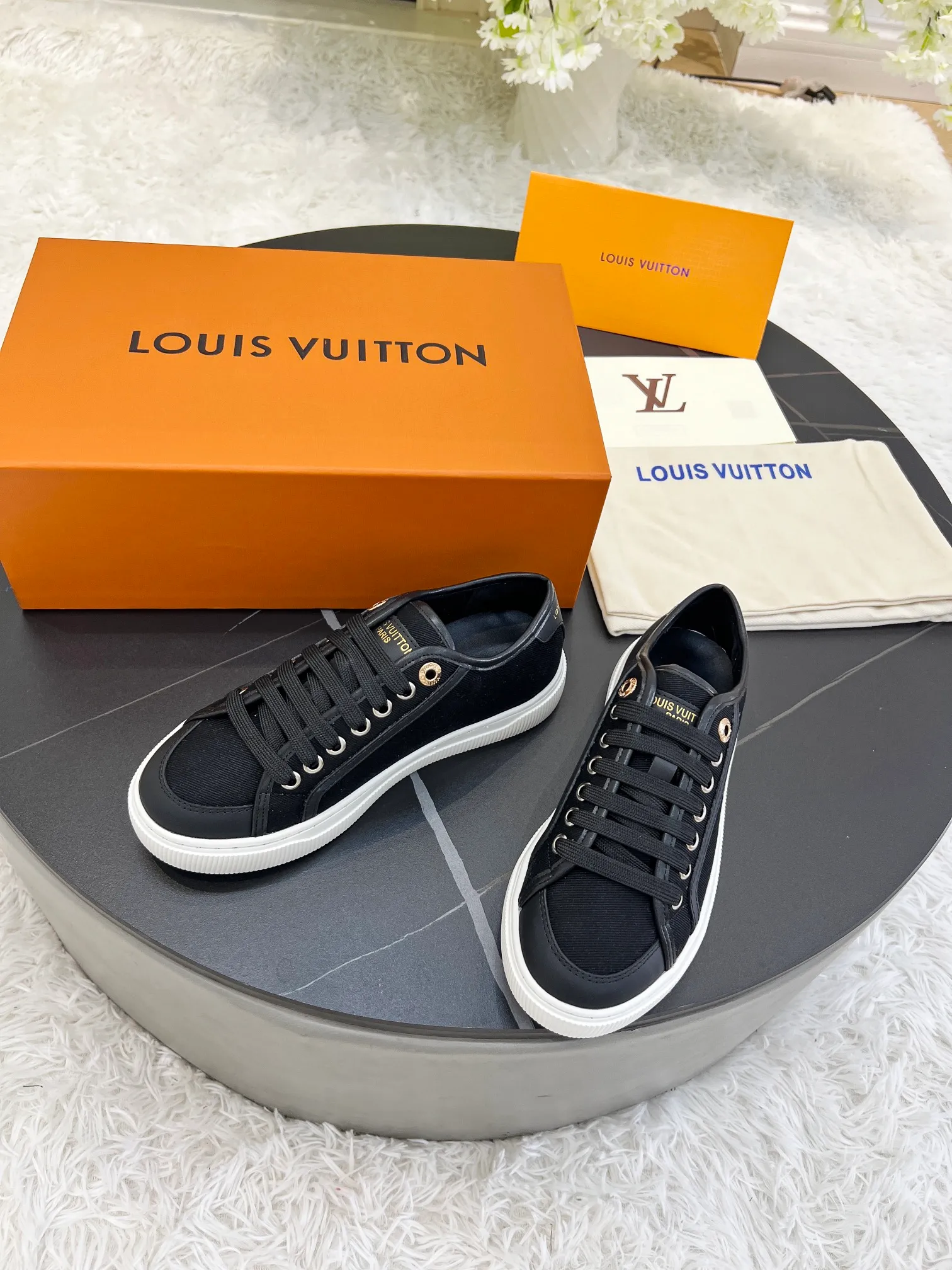 👟👟Ex-factory price 420👟👟 New arrival🆕🆕🆕 This LV Lagoon sneaker is made of lightweight canvas embroidered with the handwritten Louis Vuitton Paris logo. It highlights the casual summer atmosphere with a trendy and simple configuration, and can easily brighten up various looks. Monogram flowers bloom on the soft rubber sole. Code number: 35~41, multiple colors available! Oil edges + TPU outsole + drawer box packaging